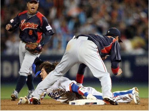 이용규가 2009년 WBC 일본과 결승전에서 2루로 도루하다 유격수 무릎에 부딪혀 헬멧이 부서진 상태에서도 베이스를 손으로 짚고 있다. 연합뉴스