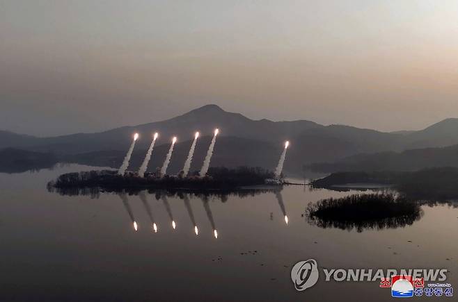 북한 김정은, 딸 '주애'와 전술유도무기 훈련 참관…南군비행장 겨냥 (평양 조선중앙통신=연합뉴스) 김정은 북한 국무위원장은 9일 서부전선의 중요작전임무를 담당하고있는 화성포병부대의 화력습격훈련을 현지지도했다고 조선중앙통신이 10일 보도했다. 김 위원장 둘째 딸 '주애'도 훈련 현장에 동행했다. 훈련 현장에서 김 위원장은 "언제든 압도적으로 대응하고 제압할수 있는 강력한 능력을 유지하고 지속적으로 키워나감으로써 조선반도에서의 군사적충돌위험을 철저히 억제해야 한다"고 강조했다. 2023.3.10 
    [국내에서만 사용가능. 재배포 금지. For Use Only in the Republic of Korea. No Redistribution] nkphoto@yna.co.kr