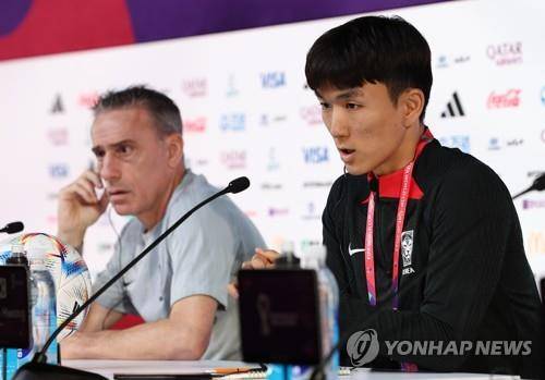 2022 카타르 월드컵에서 벤투 감독과 함께 기자회견 나선 황인범 [연합뉴스 자료사진. 재판매 및 DB금지]