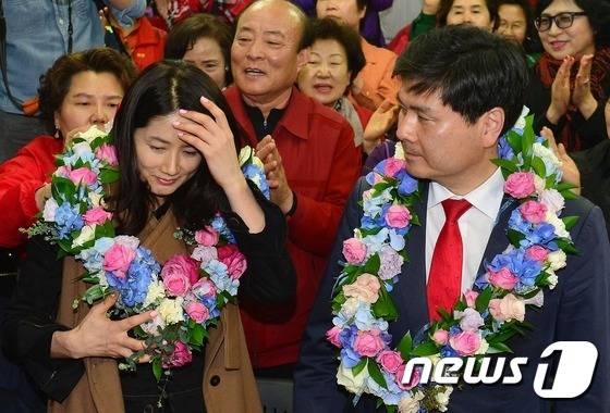 2016년 4월 14일 지상욱 새누리당 중구성동구을 후보가 서울 중구 선거사무소에서 20대 국회의원 당선이 확정되자 아내 심은하씨를 바라보고 있다. ⓒ News1 DB