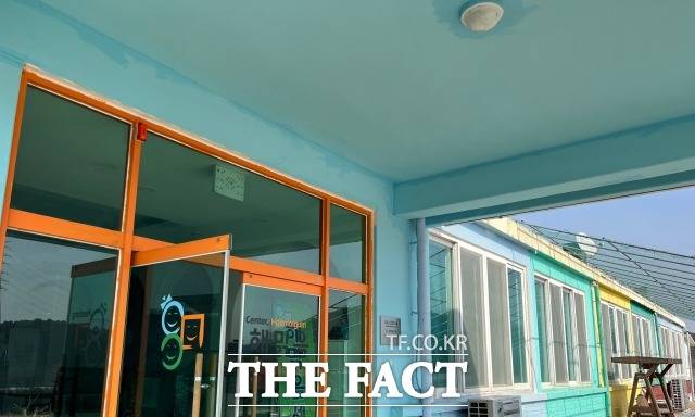 입구에 다가서면 아이들이 서툰 솜씨로 칠한 파란 페인트가 반긴다. /정채영 기자