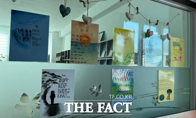 복도 곳곳에는 아이들이 미술 치유 수업 시간에 만든 작품이 붙어있다. 아이들은 자기표현을 통해 상처를 치유한다. /정채영 기자