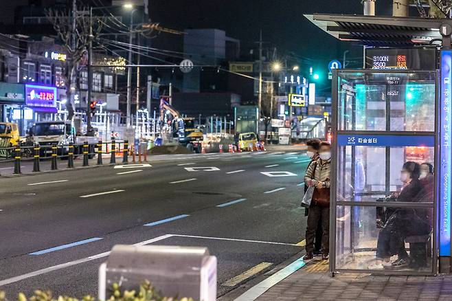서울 노원구 공릉역 버스정류장 앞에서 사람들이 새벽 첫차를 기다리고 있다. /이신영 영상미디어 기자