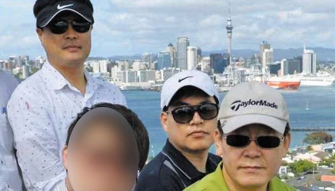 이재명(맨 오른쪽) 더불어민주당 대표가 성남시장이던 2015년 호주·뉴질랜드 9박 11일 출장 기간에 고 김문기(맨 왼쪽) 전 성남도시개발공사 개발사업1처장, 유동규(가운데) 전 성남도시개발공사 기획본부장과 함께 찍은 사진. 왼쪽 아래는 민주당 당직자로 채용된 김모씨다./이기인 국민의힘 경기도의원