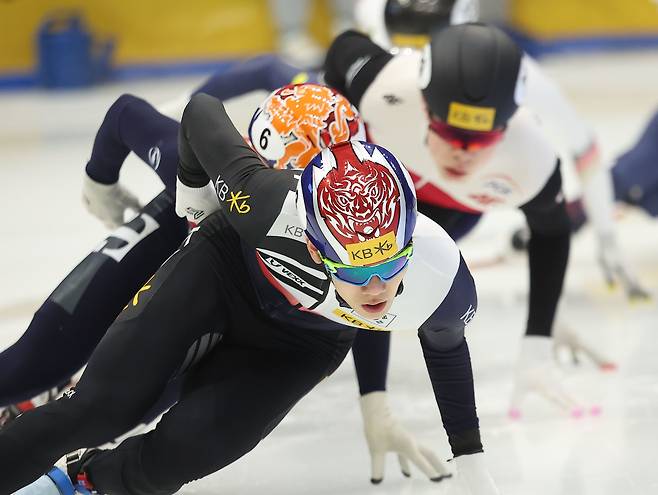 한국 쇼트트랙 대표팀 이준서가 10일 서울 목동 아이스링크에서 열린 2023 세계쇼트트랙선수권 대회 남자 1500m 준준결승에서 역주하고 있다. /연합뉴스