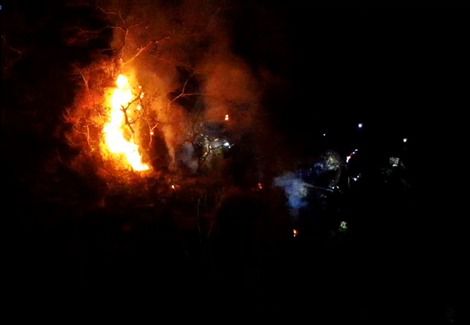11일 오후 경남 하동군 대성리 산에서 난 불을 소방당국이 진화하고 있다. /뉴스1