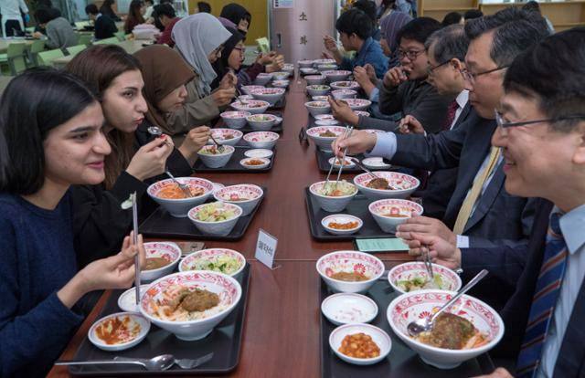 서울대는 2018년부터 무슬림 학생들을 위한 할랄 음식을 학생식당에서 제공하기 시작했다. 서울대 감골식당에서 인도네시아 유학생들이 '할랄 음식'으로 점심을 먹고 있다. 연합뉴스