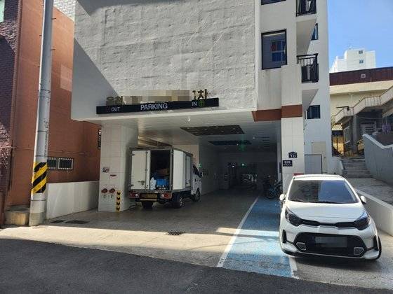 '부산 빌라왕'으로 불리는 A씨 법인이 소유한 부산 동래구 온천동 오피스텔 건물. 외벽엔 '전세사기' 등을 주장하는 벽보가 나붙었다. 김민주 기자