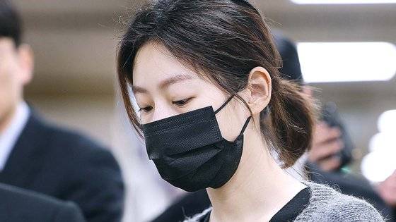 지난해 5월 음주운전을 하다 가로수와 변압기 등을 들이받은 사고를 낸 배우 김새론이 지난 8일 오전 서울 서초구 서울중앙지법에서 열린 첫 번째 1심 공판에 출석하고 있다. 연합뉴스