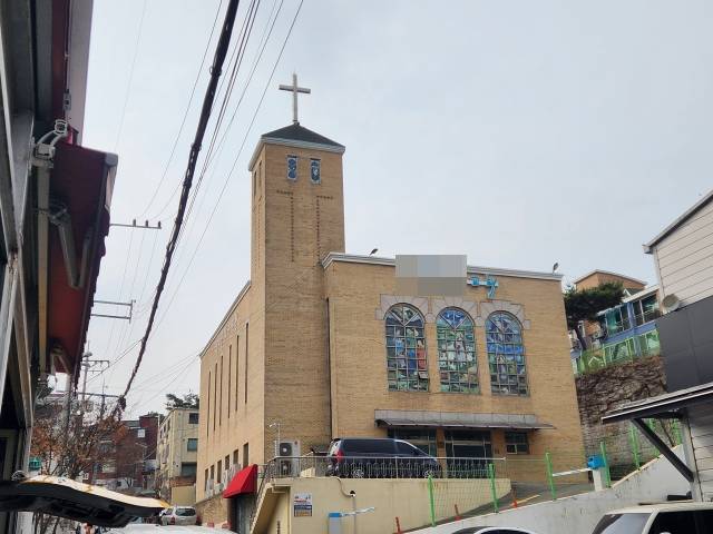 JMS 위장교회인 '주OO교회' 외관. 정명석 특유의 필체로 쓴 간판이 눈에 띈다. 외벽 왼편엔 이전에 해당 건물을 쓴 교회 이름도 흐릿하게 보인다. 국민일보 DB