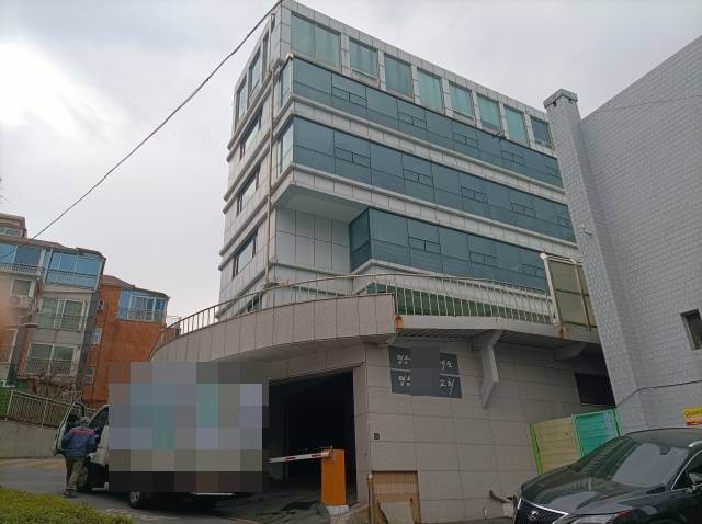 서울 중구 회현동에 위치한 명동OOO교회 건물 모습. 한 택배기사가 건물의 입구가 아닌 1층 주차장 내부의 택배실로 택배를 전달하고 떠나고 있다. 국민일보 DB