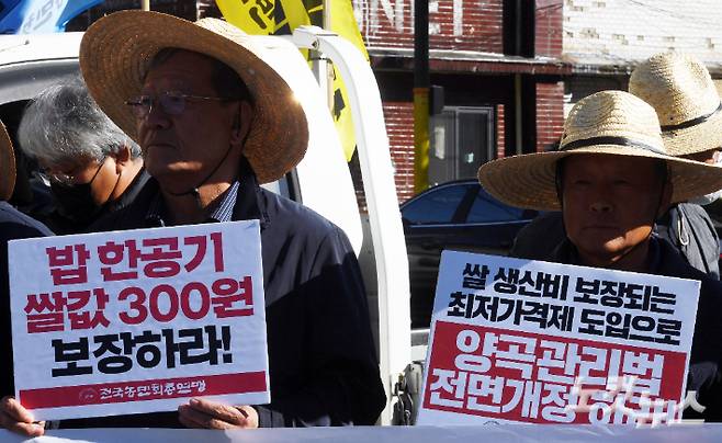 전국농민총연맹(전농) 회원들이 25일 오후 서울 용산구 대통령실 인근에서 '양곡관리법 처리 촉구' 집회를 갖고 있다. 황진환 기자