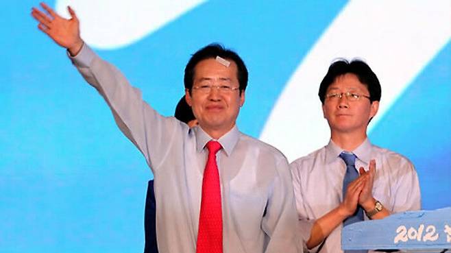 2011년 7월, 한나라당 전당대회에서 당 대표에 선출된 홍준표 당시 후보가 손을 흔들고 있다.