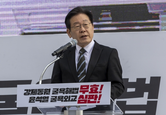 강제동원 굴욕해법 강행 규탄하는 이재명 대표 - 더불어민주당 이재명 대표가 11일 오후 서울시청 광장 동편에서 열린 ‘강제동원 굴욕해법 무효 촉구 2차 범국민대회’에서 발언하고 있다. 2023.3.11 연합뉴스
