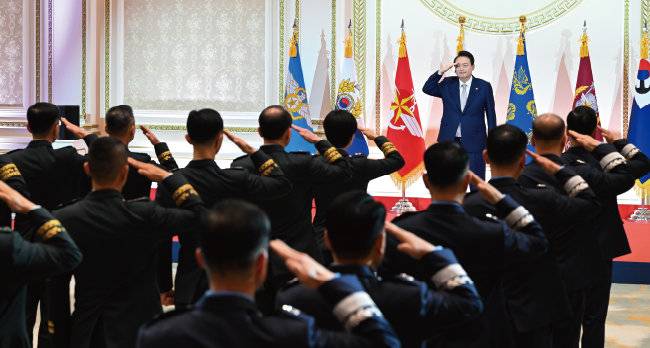 윤석열 대통령이 2월 3일 청와대 영빈관에서 열린 준장 진급 장성 삼정검 수여식에서 진급 장성들로부터 거수경례를 받고 있다. [대통령실]