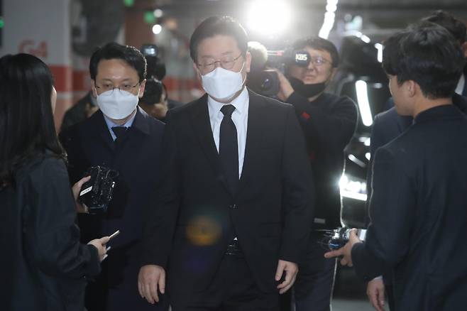 이재명 더불어민주당 대표가 지난 10일 오후 경기지사 시절 초대 비서실장을 지냈다 지난 9일 숨진 전모 씨의 빈소가 마련된 경기 성남의료원 장례식장으로 이동하고 있다. ⓒ 연합뉴스