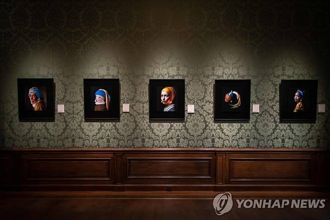 마우리츠하위스 미술관이 선정한 5개 작품. 판디컨의 AI 작품이 가운데에 놓여있다. [AFP 연합뉴스 자료사진. 재판매 및 DB 금지]