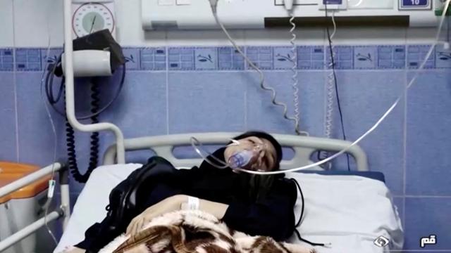 지난 2일 '독가스 테러'를 당한 한 이란 여학생이 병상에 누워 있는 모습. 로이터 연합뉴스