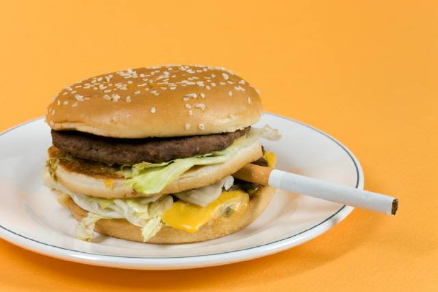 식후에 담배를 피면 독성물질인 페릴라트린이 몸에 많이 흡수돼 건강에 해롭다/사진=클립아트코리아