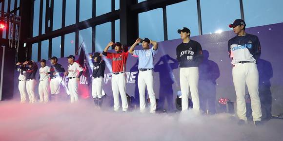 롯데 자이언츠 선수들이 12일 열린 구단 새 앰블럼·유니폼 발표식 쇼케이스와 시즌 출정식에 참석해 포즈를 취하고 있다. [사진=롯데 자이언츠]