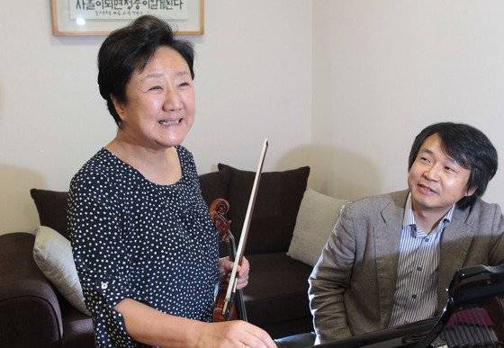 국내 바이올린의 대모로 꼽히는 김남윤 한국예술종압학교 명예교수(왼쪽). 12일 지병으로 별세했다. 중앙포토