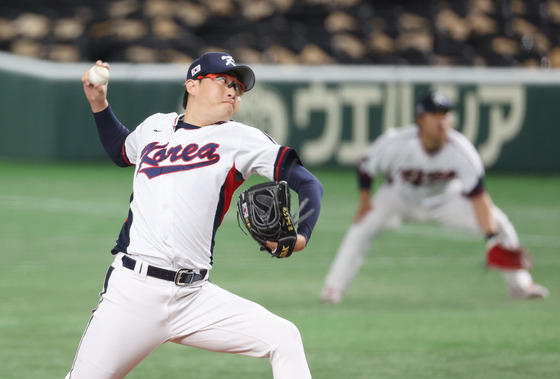 Park Se-woong throws a pitch during a World Baseball Classic Pool B game between Korea and the Czech Republic at Tokyo Dome in Tokyo on Sunday.  [YONHAP]