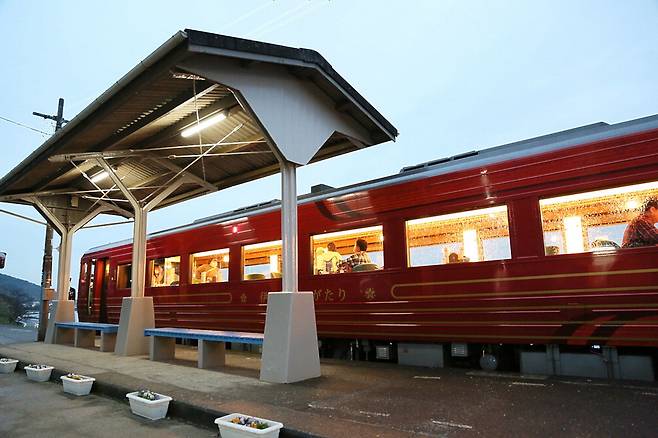 시모나다역에 정차한 이요나다모노가타리 관광열차