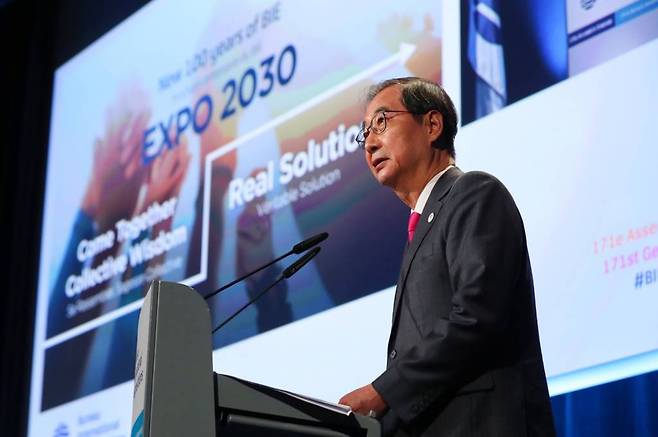 [서울=뉴시스] 김명원 기자 = 한덕수 국무총리가 29일(현지시간) 프랑스 파리 제171차 국제박람회기구(BIE) 총회에서 부산의 2030 세계박람회 경쟁 프리젠테이션(이하PT)에 마지막 연사로 참여해 인류 당면과제 해결을 위한 솔루션 플랫폼으로서의 부산 세계박람회를 강조하고 개최 당위성을 역설했다. (사진=총리실 제공) 2022.11.29. *재판매 및 DB 금지