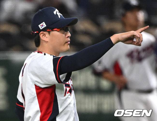 [OSEN=도쿄(일본), 손용호 기자] 이강철 감독이 이끄는 대한민국 대표팀이 12일 오후 일본 도쿄돔에서 2023 월드베이스볼클래식(WBC) B조 1라운드 3차전 체코와의 경기를 가졌다.5회초 무사 2루에서 한국 박세웅이 체코 마르틴 무지크를 삼진으로 처리하고 심판의 삼진콜을 확인하고 있다. 2023.03.12 /spjj@osen.co.kr