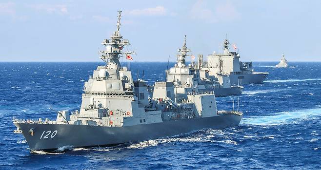 일본 해상자위대 함정들이 대형을 구성해 항해하고 있다. 미 해군 제공