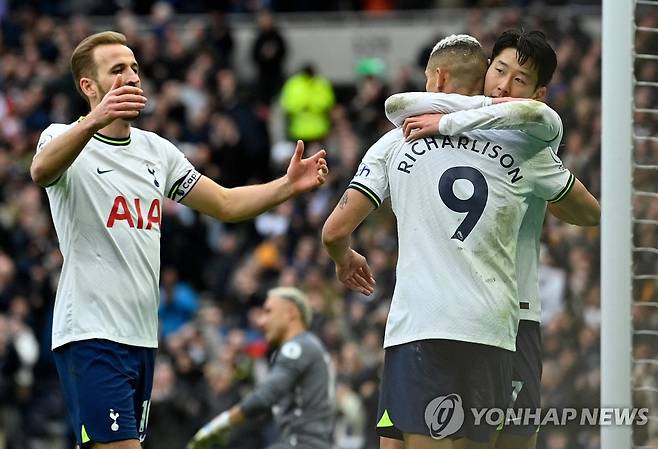 해리 케인(왼쪽), 히샤를리송과 득점 자축하는 손흥민 [로이터=연합뉴스]