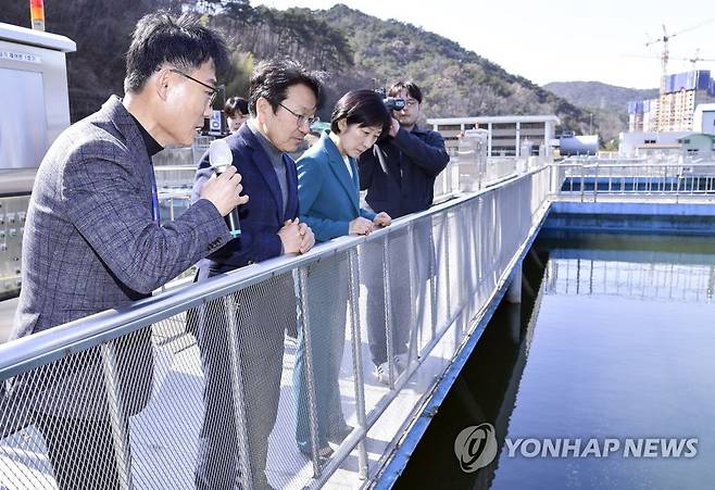 가뭄현장 찾은 한화진 환경부 장관 (광주=연합뉴스) 한화진(왼쪽 세번째) 환경부 장관이 3일 오전 광주 동구 용연정수장을 방문해 강기정(왼쪽 두번째) 광주시장과 함께 정수 시설을 살펴보고 있다. 2023.3.3 [광주시 제공. 재판매 및 DB 금지] sangwon700@yna.co.kr