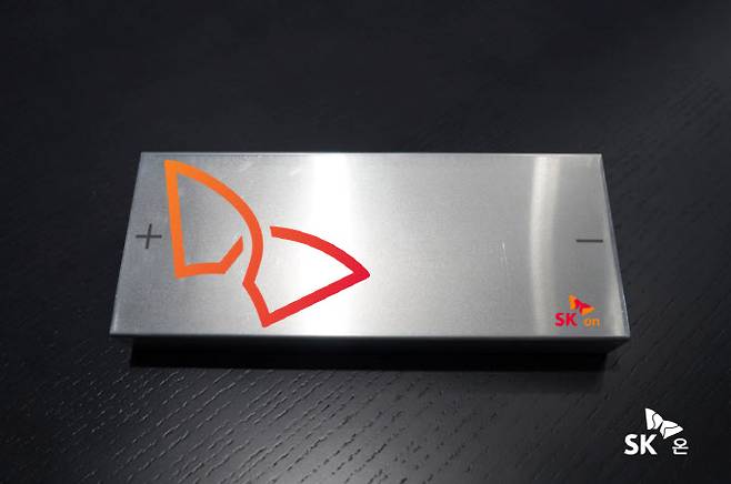 SK온 각형 배터리 실물 모형.(사진=SK온)