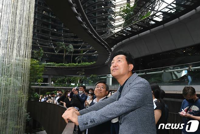 오세훈 서울시장이 지난해 7월30일 오후(현지시간) 싱가포르의 마리나베이에 위치한 주거‧관광‧국제업무 복합개발단지인 마리나 원의 내부 녹지 상황을 살펴보고 있다. (서울시 제공) 2022.7.31/뉴스1
