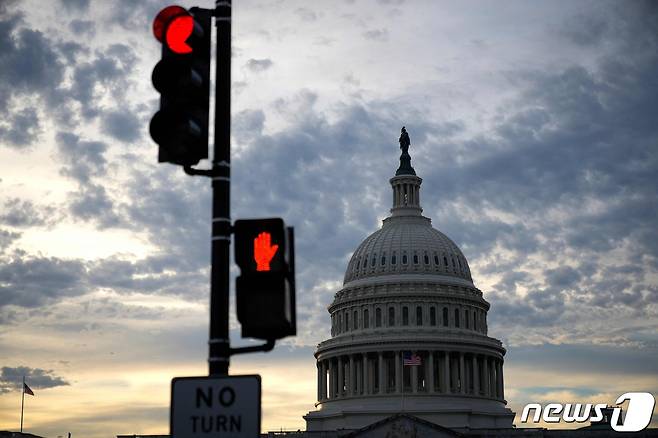 미국 워싱턴 DC 국회의사당 앞 횡단보도 신호등에 빨간불이 들어온 모습. 2023.1.3. ⓒ AFP=뉴스1 ⓒ News1 김성식 기자