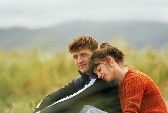 포근한 동시에 서늘한, 보는 사람을 이완시키는 동시에 긴장시키는 매력의 폴 메스칼.  사진은 폴 메스칼의 데뷔작 ‘노멀 피플’의 한 장면.