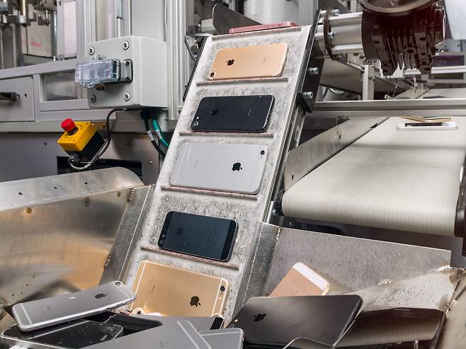 애플의 부품 재활용 로봇 데이지. 수거한 아이폰을 분해한다. /애플