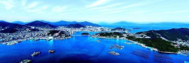 전남 여수항은 자산공원을 중심으로 구항, 신항, 신북항으로 나눠진다. 여수 구항은 낭만이 넘치는 항구다. 여수시 제공
