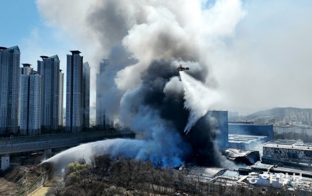 13일 대전 대덕구 목상동 한국타이어 대전공장에서 화재가 발생해 약 13시간 만에 주불이 진화된 공장 위로 연기가 보이고 있다. 대전=전영한 기자 scoopjyh@donga.com