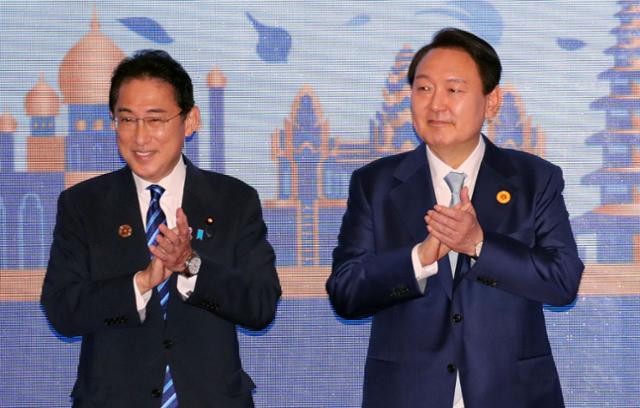 윤석열 대통령과 기시다 후미오 일본 총리가 지난해 11월 12일 캄보디아 프놈펜 한 호텔에서 열린 아세안+3 정상회의에서 참가국 정상들과 기념촬영을 하고 있다. 프놈펜=뉴시스