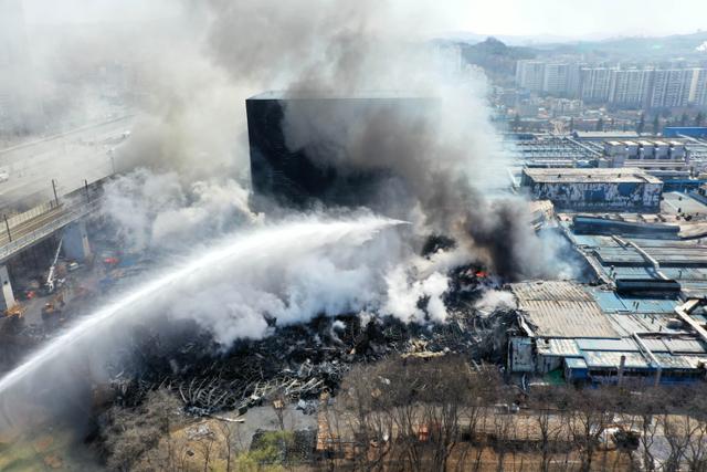 한국타이어 대전공장에서 대형 화재가 발생한 가운데 13일 대전 대덕구 목상동 공장 일대에서 소방관계자들이 화재를 진압하고 있다. 대전=서재훈 기자