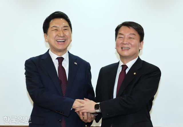 국민의힘 김기현(왼쪽) 대표가 13일 오후 서울 여의도 국회 인근 카페에서 안철수 의원과 만나 악수하고 있다. 고영권 기자