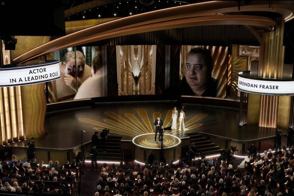 <yonhap photo-5162=""> 배우 브렌든 프레이저 수상 장면. (사진=EPA 연합뉴스 제공)</yonhap>