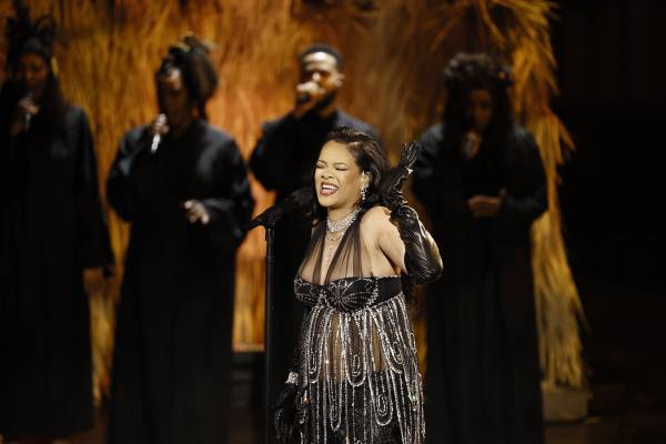 <yonhap photo-4664=""> '블랙 팬서: 와칸다 포에버' 주제곡 '리프트 미 업' 열창하는 리한나. (사진=EPA 연합뉴스 제공)</yonhap>