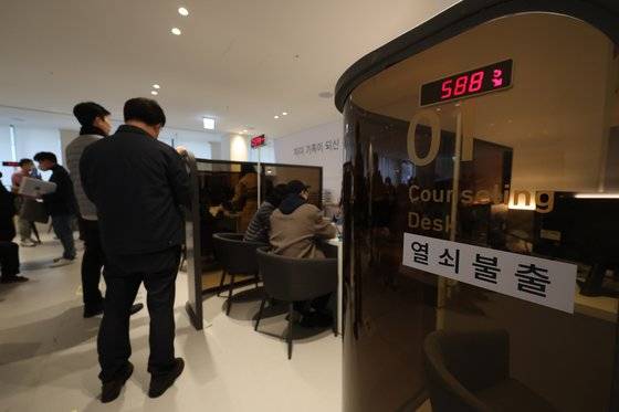 소송 문제로 서울 강남 개포자이 프레지던스의 입주 중단을 하루 앞둔 12일 오후 단지 내 입주지원센터에서 입주자들이 열쇠 불출을 하기 위해 대기하고 있다. 연합뉴스