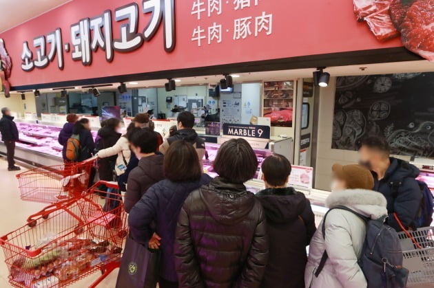 지난달 한 대형마트에 시민들이 육류 구입을 위해 줄을 선 모습. 사진=연합뉴스