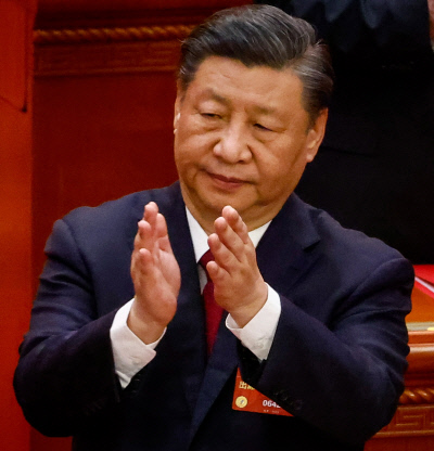 시진핑 중국 국가주석이 13일 베이징 인민대회당에서 열린 전국인민대표대회(전인대) 제14기 1차 회의 페막식 도중 박수를 치고 있다. EPA연합뉴스