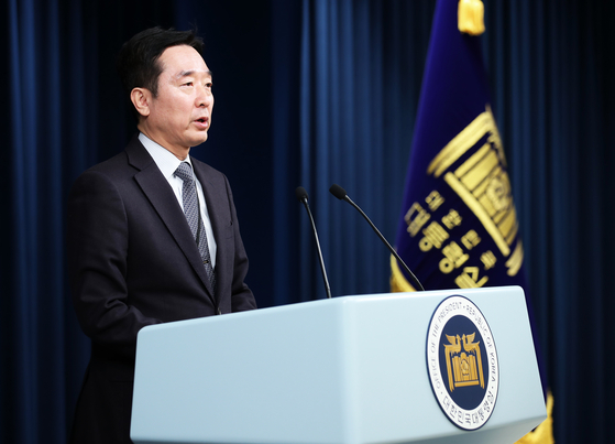 Presidential spokesman Lee Do-woon speaks to reporters in a briefing at the Yongsan presidential office in central Seoul on Monday afternoon. [NEWS1]
