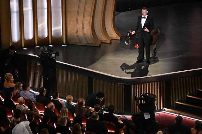 제95회 아카데미 시상식에서 진행자 지미 카멜이 영화 ‘이니셰린의 밴시’에 등장한 당나귀와 함께 무대에 올랐다. AFP 연합뉴스
