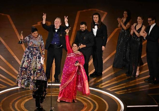 넷플릭스 ‘아기 코끼리와 노부부’가 제95회 아카데미 시상식에서 단편 다큐멘터리 상을 받았다. AFP 연합뉴스